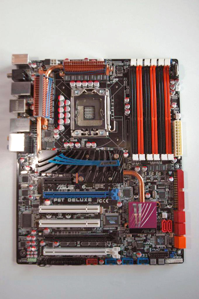 Immagine pubblicata in relazione al seguente contenuto: ASUS P6T Deluxe, la mobo Nehalem Ready per cpu Intel Core i7 | Nome immagine: news8347_1.jpg