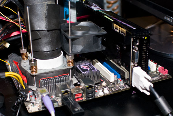 Immagine pubblicata in relazione al seguente contenuto: Extreme Overclocking: Intel Core 2 Duo E8600 fino a 6 GHz | Nome immagine: news8424_3.jpg