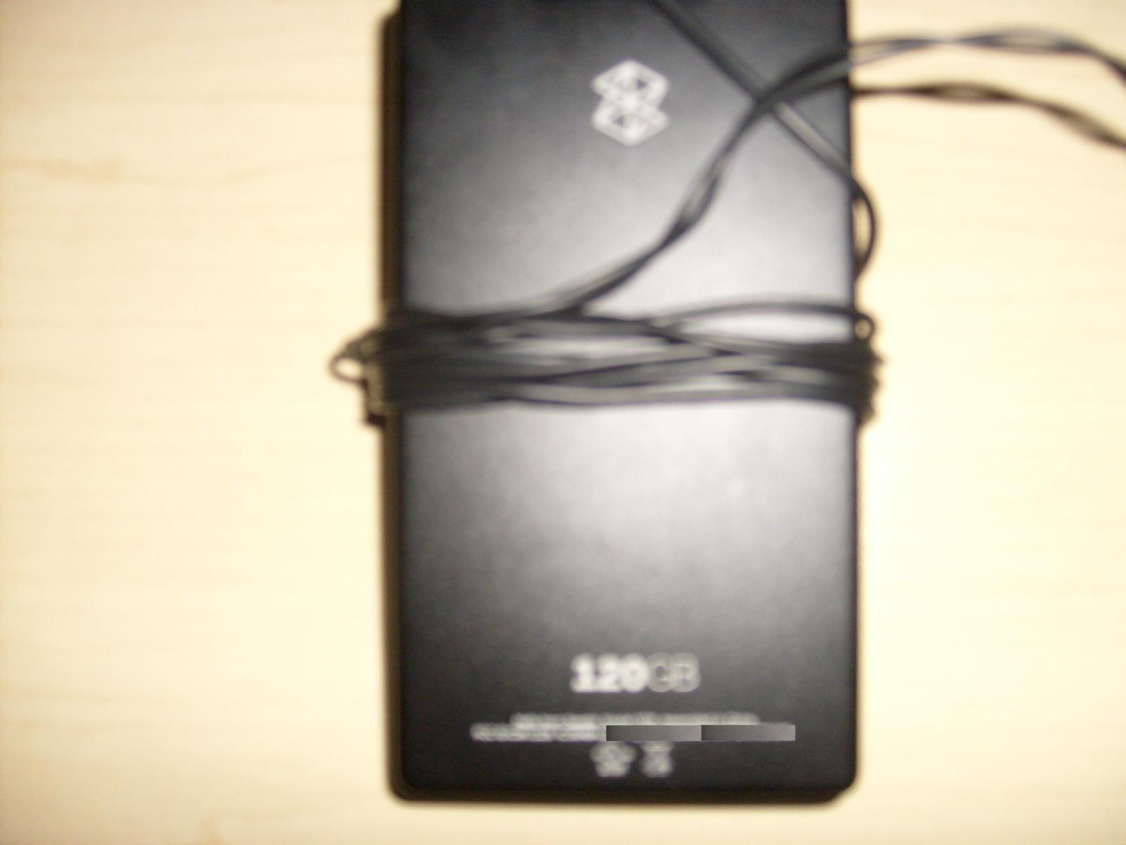 Immagine pubblicata in relazione al seguente contenuto: Le foto del player Microsoft Zune in versione da 16GB e 120GB | Nome immagine: news8441_2.jpg