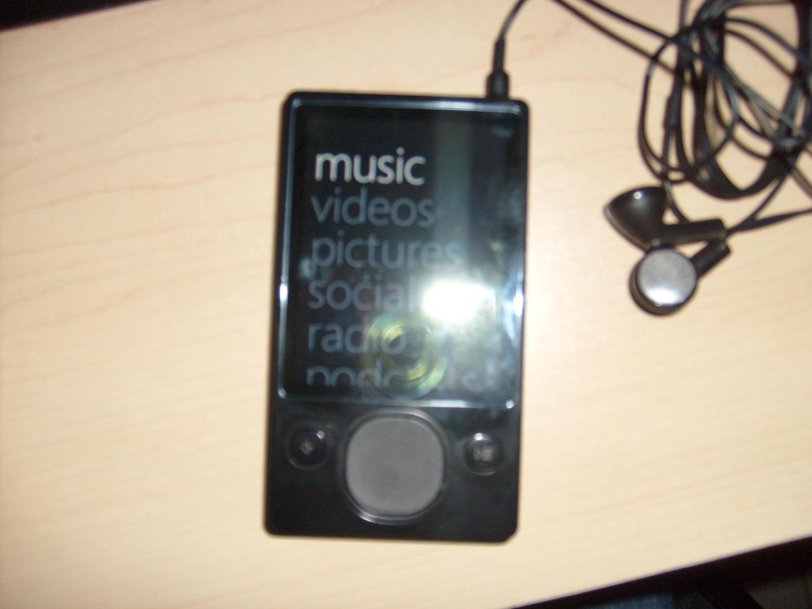 Immagine pubblicata in relazione al seguente contenuto: Le foto del player Microsoft Zune in versione da 16GB e 120GB | Nome immagine: news8441_3.jpg