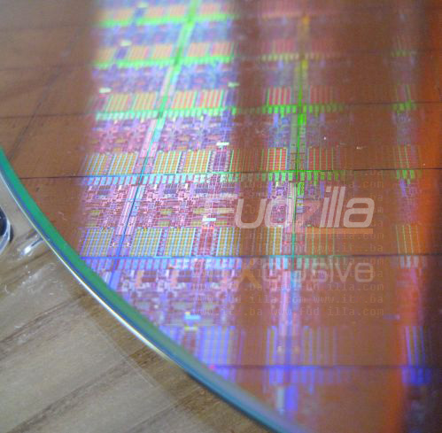 Immagine pubblicata in relazione al seguente contenuto: Aspettando Intel Nehalem ecco le foto di un wafer di cpu Core i7 | Nome immagine: news8633_2.jpg