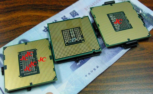 Immagine pubblicata in relazione al seguente contenuto: Intel, foto di una cpu Lynnfield, una Gainestown e una Yorkfield | Nome immagine: news8761_2.jpg