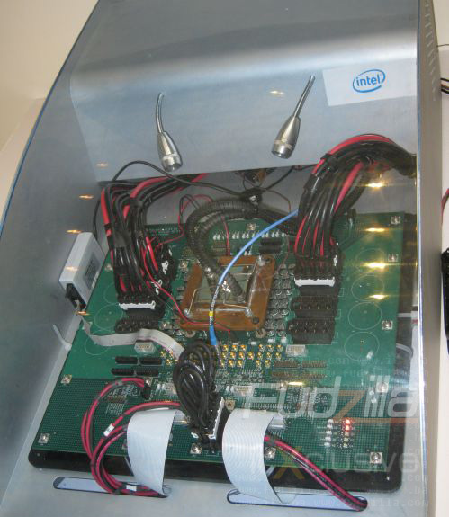 Immagine pubblicata in relazione al seguente contenuto: Intel mostra la sua prima cpu con 80 core al Dubai Trade Show | Nome immagine: news8870_1.jpg