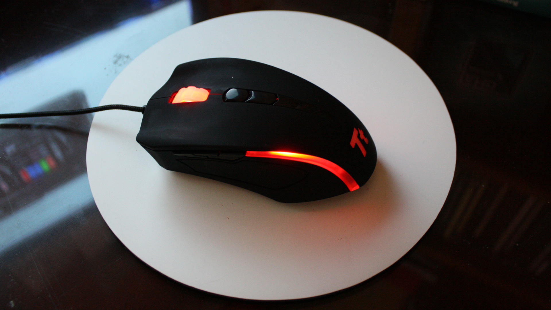 Risorsa grafica - foto, screenshot o immagine in genere - relativa ai contenuti pubblicati da hwsetup.it | Nome immagine: thermaltake_black_element_gaming_mouse_color_red.jpg