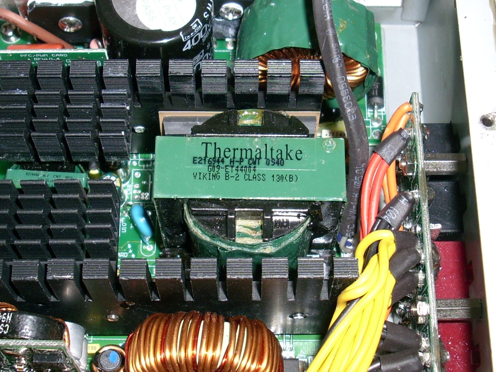 Risorsa grafica - foto, screenshot o immagine in genere - relativa ai contenuti pubblicati da hwsetup.it | Nome immagine: thermaltake_toughpower_xt_775w_13.jpg