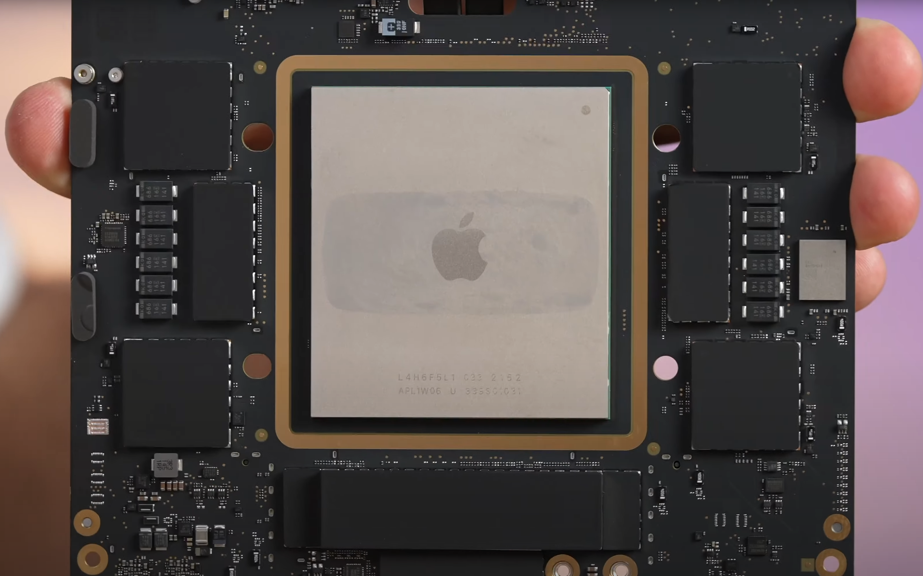 Immagine pubblicata in relazione al seguente contenuto: Il primo teardown di un Mac Studio evidenzia le dimensioni del chip M1 Ultra | Nome immagine: news33106_Apple-SoC-M1-Ultra_1.png