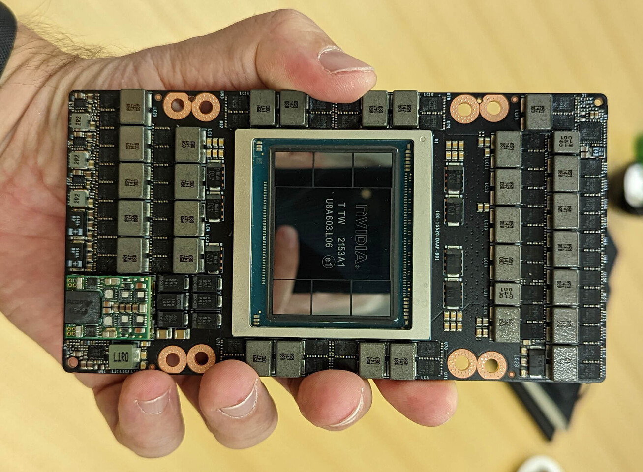 Immagine pubblicata in relazione al seguente contenuto: Prime foto della GPU NVIDIA H100 Hopper per applicazioni di livello enterprise | Nome immagine: news33261_NVIDIA-H100_2.jpg