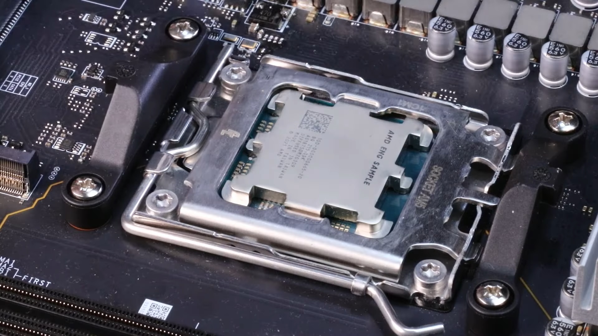 Immagine pubblicata in relazione al seguente contenuto: Foto leaked di un sample engineering di una CPU AMD socket AM5 Ryzen 7000 | Nome immagine: news33313_AMD-Ryzen-7000-Sample-Engineering_1.jpg