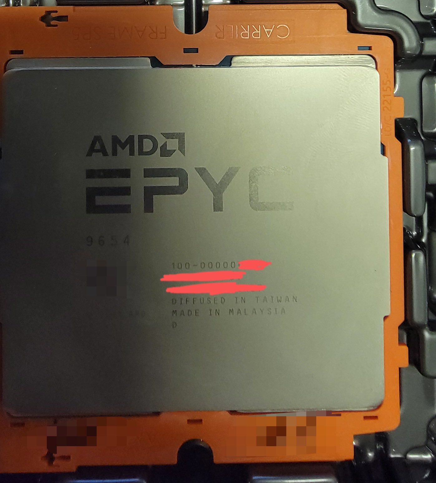 Immagine pubblicata in relazione al seguente contenuto: Foto di una CPU AMD Zen 4 EPYC Genoa a 96 core e possibile periodo di lancio | Nome immagine: news33558_AMD-EPYC_Genoa_2.jpg
