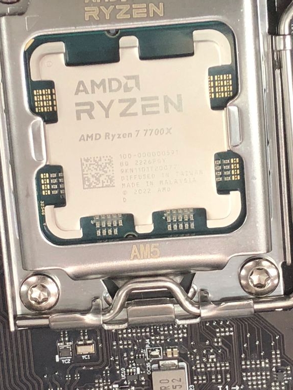 Immagine pubblicata in relazione al seguente contenuto: Foto di una CPU AMD Ryzen 7 7700X montata su una motherboard con socket AM5 | Nome immagine: news33569_AMD-Ryzen-7-7700X_1.jpg