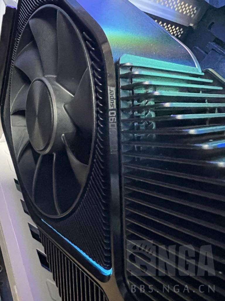 Immagine pubblicata in relazione al seguente contenuto: Foto inedita di una video card GeForce RTX 3090 SUPER Founders Edition | Nome immagine: news33631_NVIDIA-GeForce-RTX-3090-SUPER-Founders-Edition_1.jpg