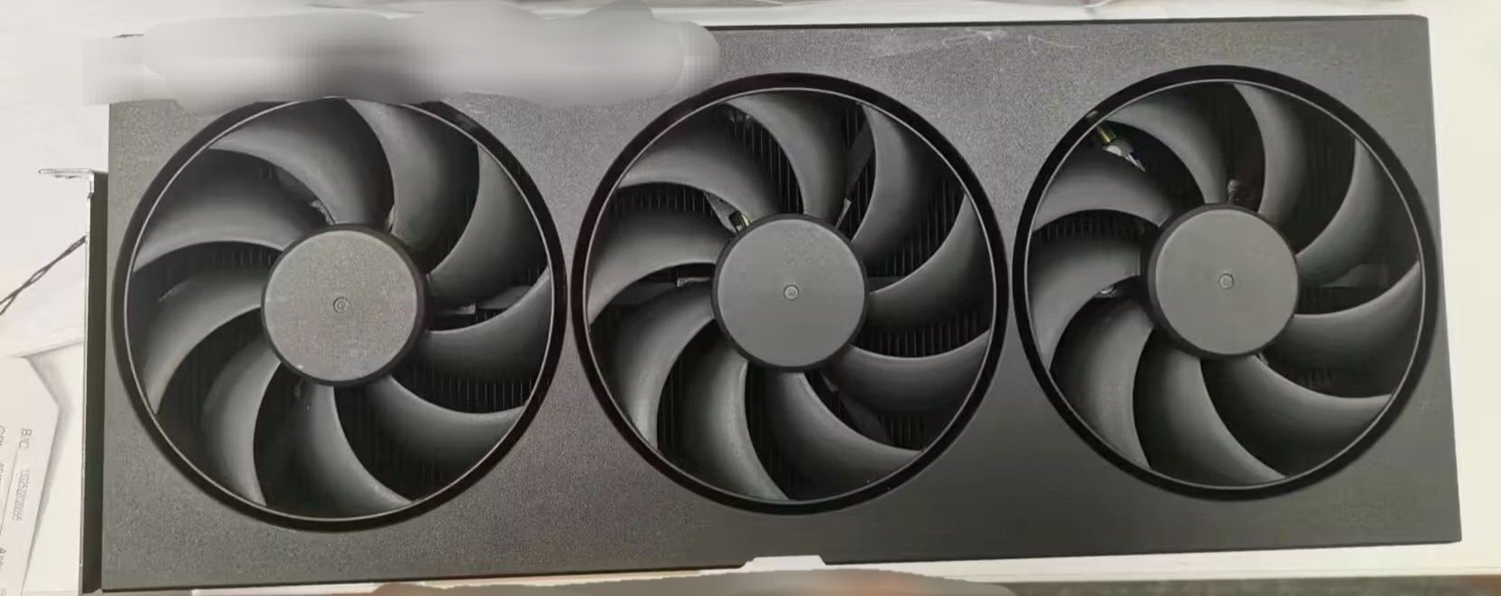 Immagine pubblicata in relazione al seguente contenuto: Foto di un sample engineering della video card NVIDIA GeForce RTX 4090 | Nome immagine: news33633_Foto_Prototipo_NVIDIA-GeForce-RTX-4090_1.jpg