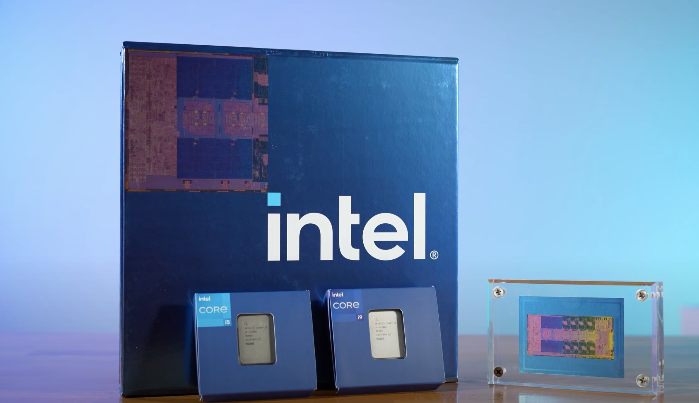 Immagine pubblicata in relazione al seguente contenuto: Foto delle CPU per desktop Intel Raptor Lake Core i9-13900K e Core i5-13600K | Nome immagine: news33717_Intel-Raptor-Lake-Media-Kit_1.jpg