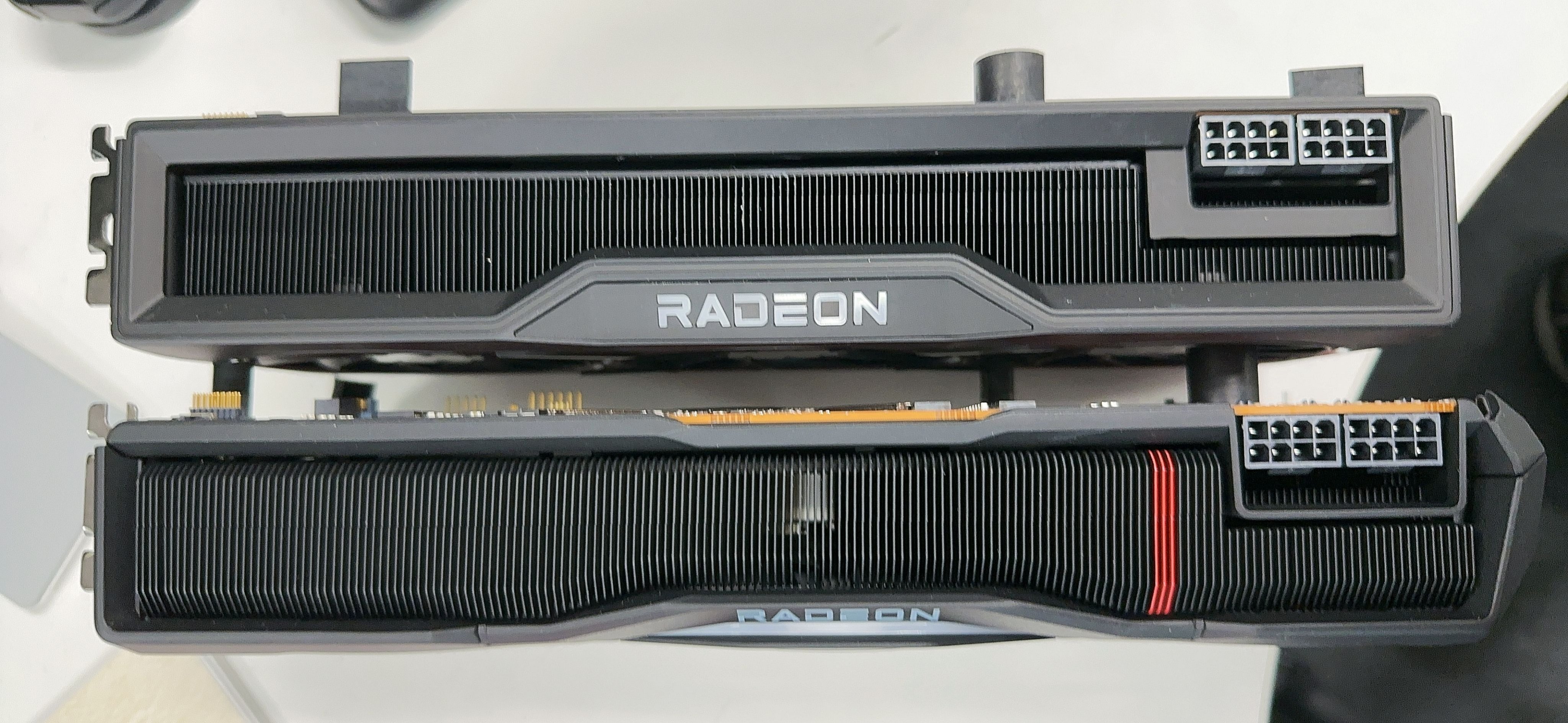 Immagine pubblicata in relazione al seguente contenuto: On line le foto di una video card AMD Radeon RX 7000 in versione reference | Nome immagine: news33815_AMD-Radeon-RX-7000_2.jpg