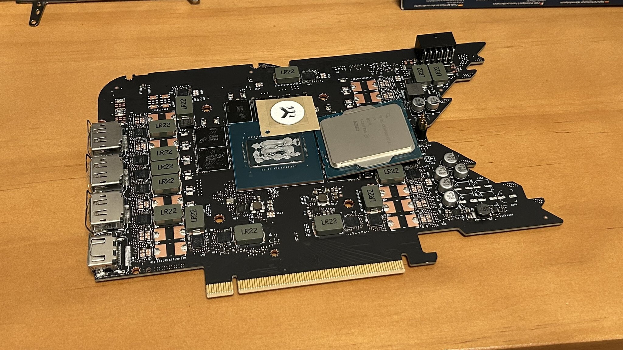 Immagine pubblicata in relazione al seguente contenuto: Foto del PCB della video card GeForce RTX 4080 Founders Edition di NVIDIA | Nome immagine: news33839_PCB-NVIDIA-GeForce-RTX-4080-Founders-Edition_1.jpg