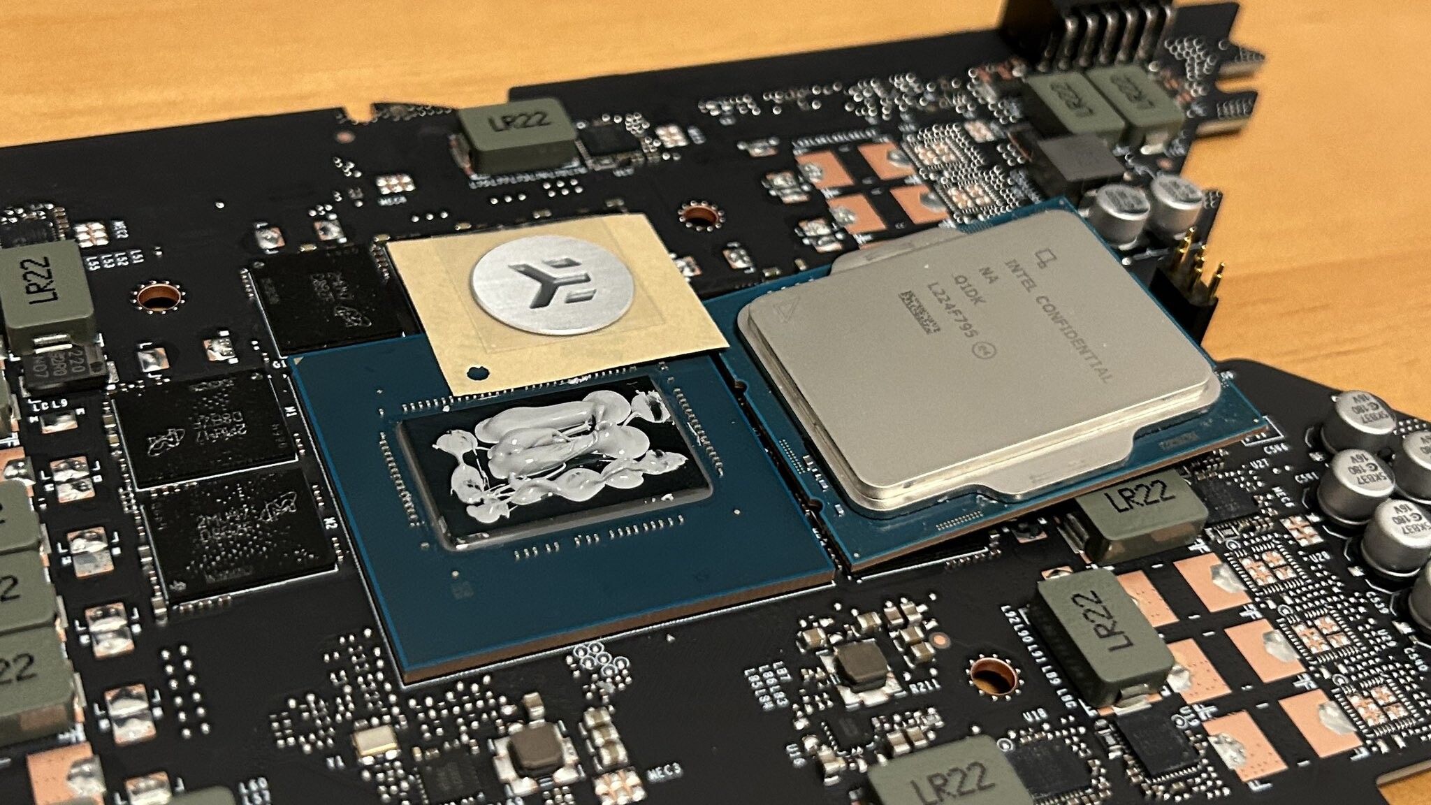 Immagine pubblicata in relazione al seguente contenuto: Foto del PCB della video card GeForce RTX 4080 Founders Edition di NVIDIA | Nome immagine: news33839_PCB-NVIDIA-GeForce-RTX-4080-Founders-Edition_2.jpg