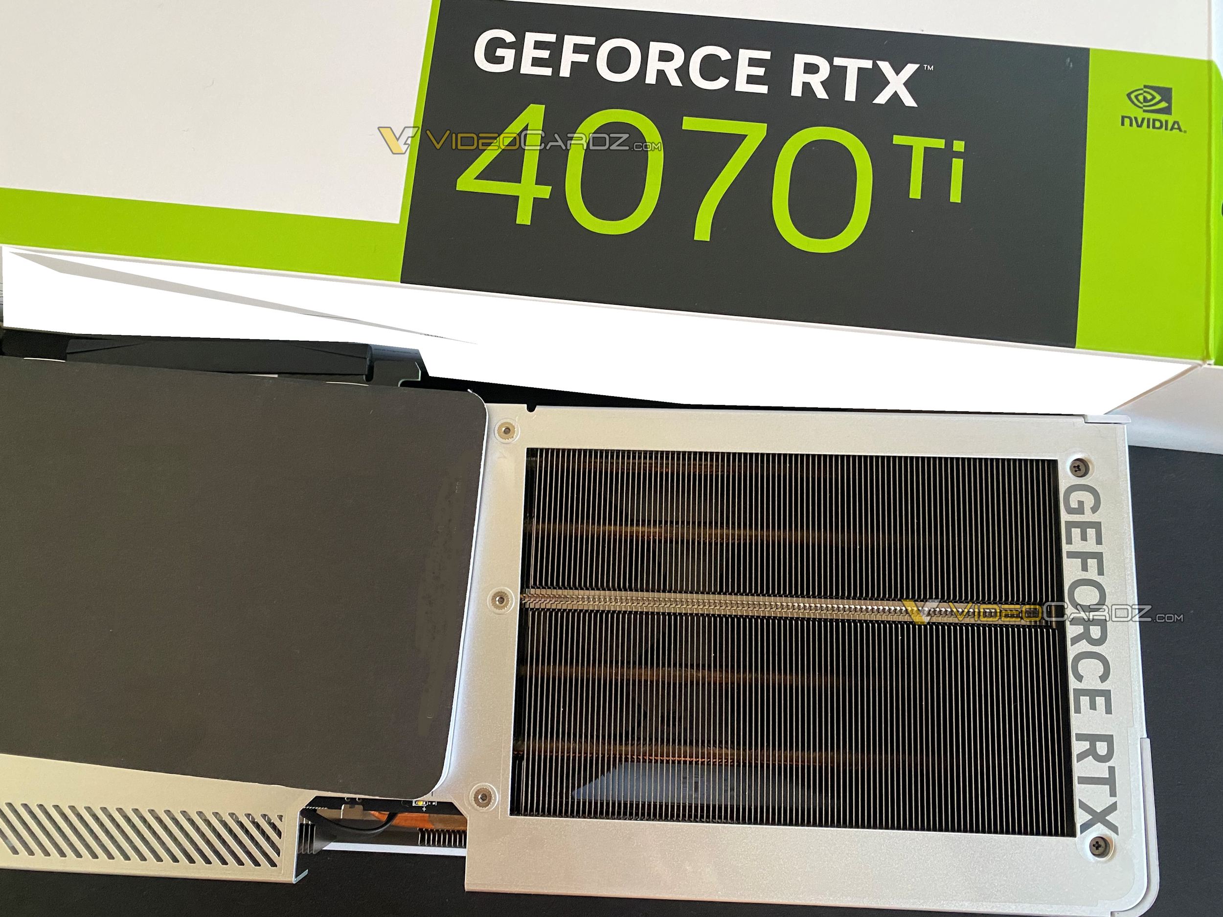 Immagine pubblicata in relazione al seguente contenuto: Foto della video card factory-overclocked GIGABYTE GeForce RTX 4070 Ti AERO OC | Nome immagine: news34004_GIGABYTE-GeForce-RTX-4070-Ti-AERO-OC-12GB-GDDR6X_2.jpg