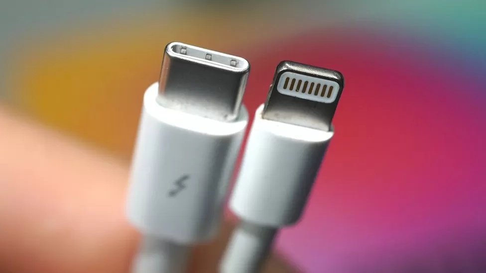 Immagine pubblicata in relazione al seguente contenuto: Il connettore USB-C degli iPhone 15 sar gestito da un circuito intelligente | Nome immagine: news34175_Apple_USB-C_Lightning_1.jpg