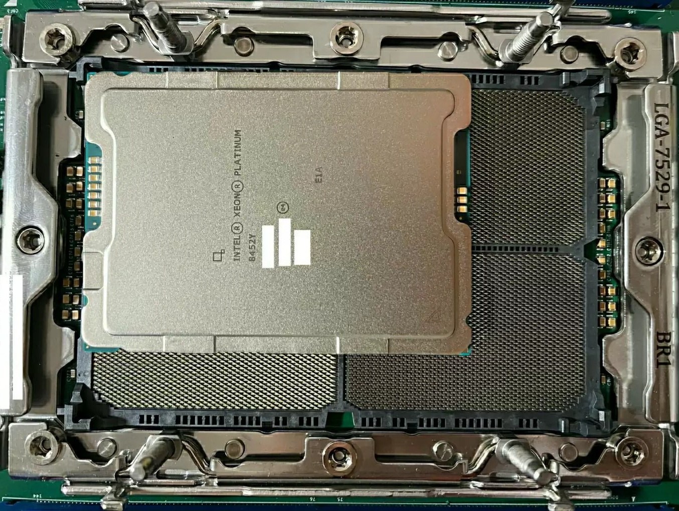 Risorsa grafica - foto, screenshot o immagine in genere - relativa ai contenuti pubblicati da unixzone.it | Nome immagine: news34303_Intel_Socket-LGA-7529_1.jpg