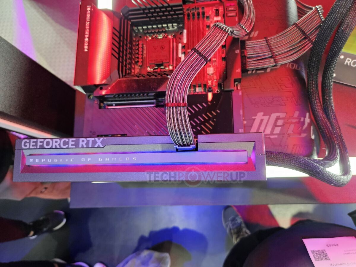 Immagine pubblicata in relazione al seguente contenuto: ASUS mostra la monster card ROG Matrix GeForce RTX 4090 Platinum | Nome immagine: news34530_ASUS-ROG-Matrix-GeForce-RTX-4090-Platinum-24GB-GDDR6X_3.jpg