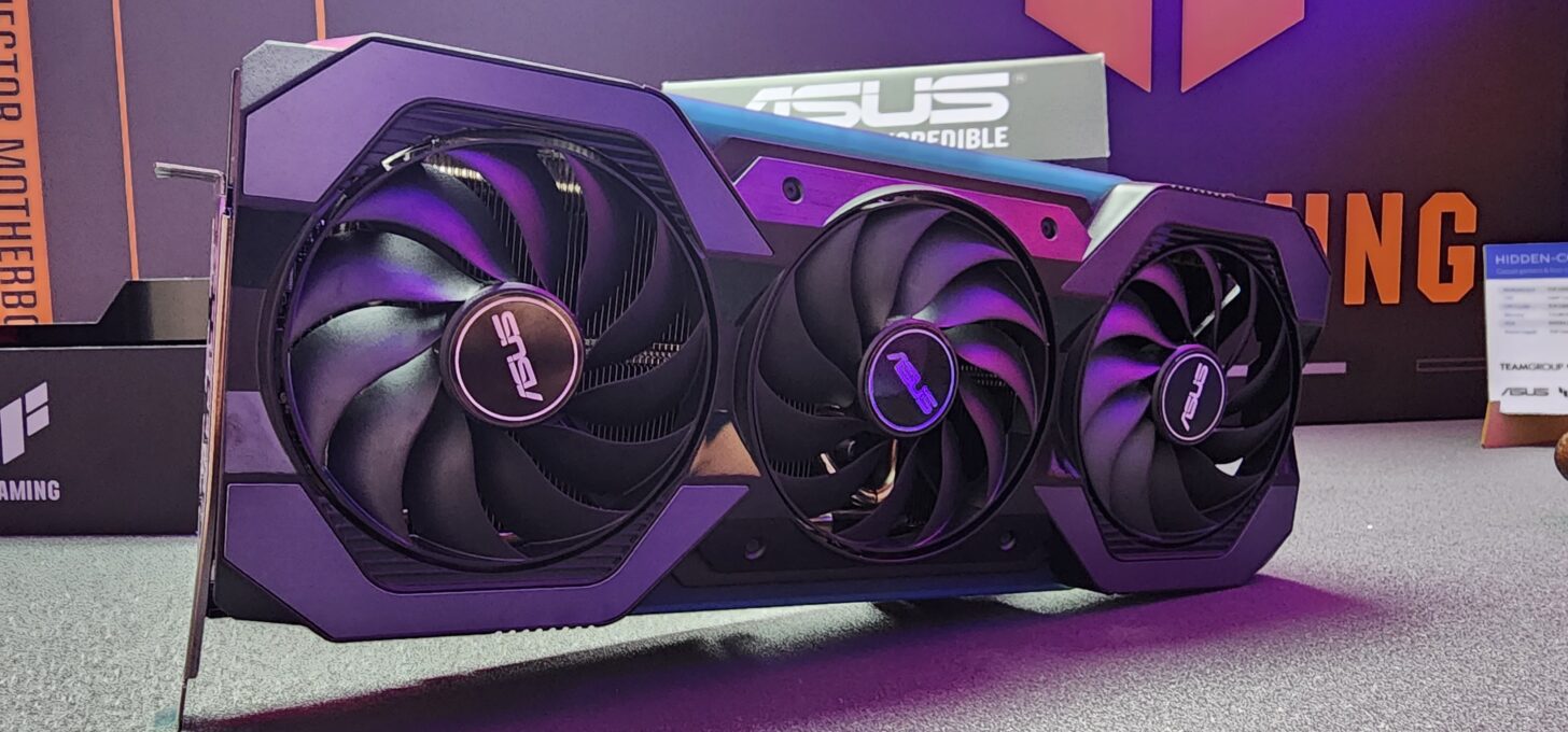 Immagine pubblicata in relazione al seguente contenuto: ASUS mostra una card GeForce RTX 4070 priva di connettore di potenza PCIe | Nome immagine: news34533_ROG-GeForce-RTX-4070_1.jpg