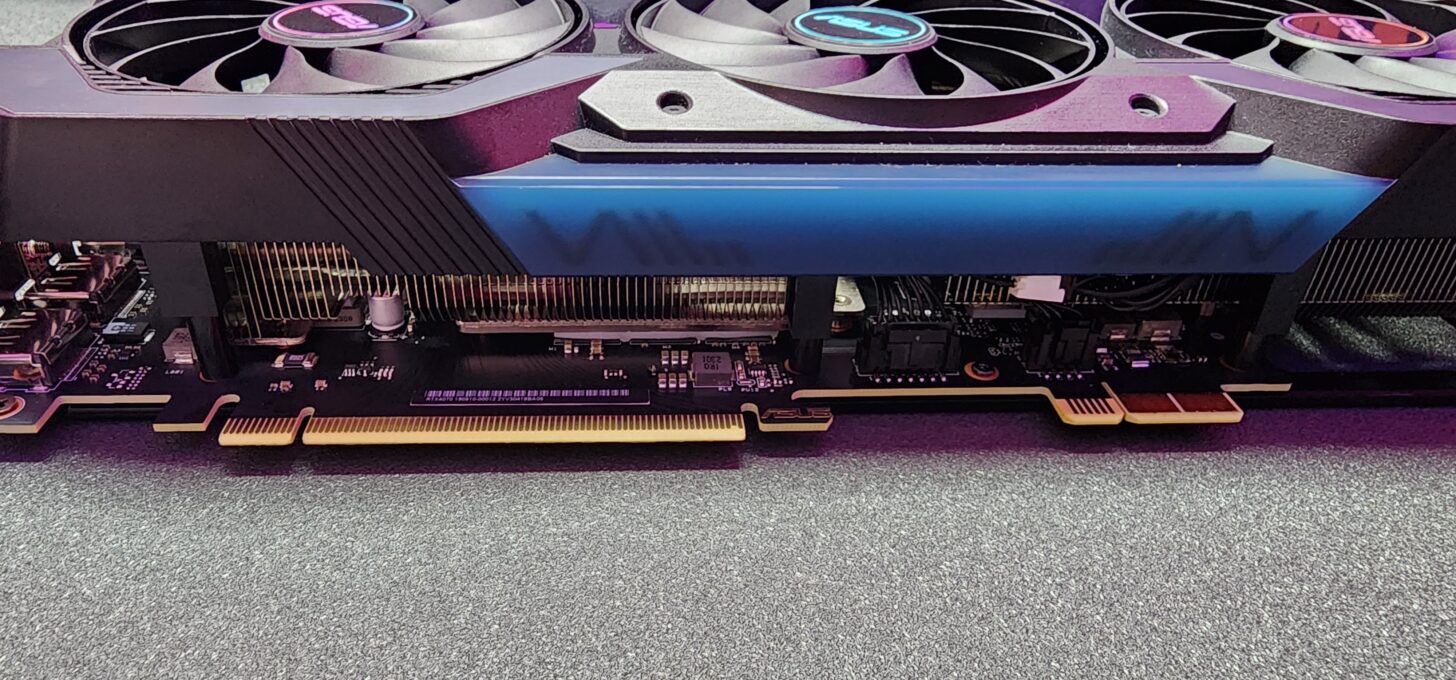 Immagine pubblicata in relazione al seguente contenuto: ASUS mostra una card GeForce RTX 4070 priva di connettore di potenza PCIe | Nome immagine: news34533_ROG-GeForce-RTX-4070_2.jpg