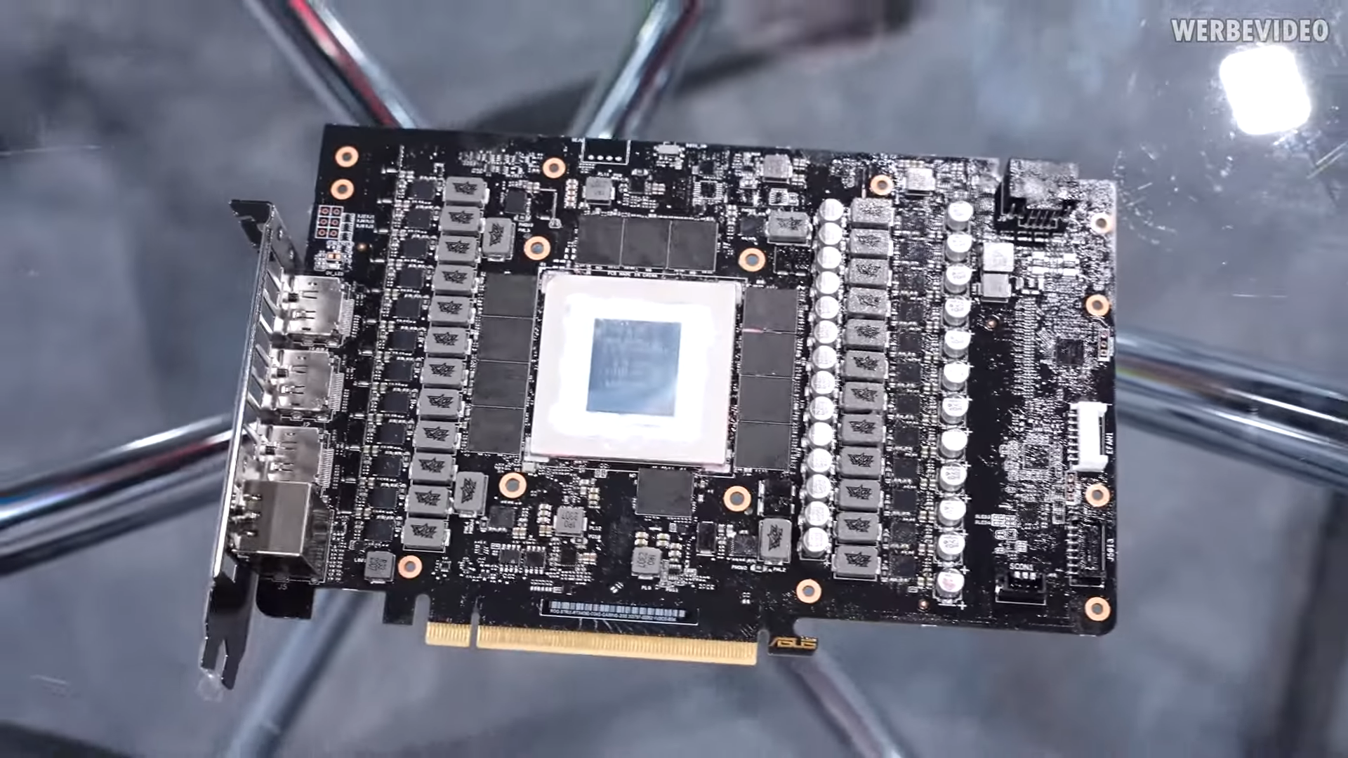 Immagine pubblicata in relazione al seguente contenuto: Uno youtuber mostra il PCB della ROG Matrix GeForce RTX 4090 Platinum di ASUS | Nome immagine: news34549_ASUS_ROG-Matrix-GeForce-RTX-4090-Platinum_1.png