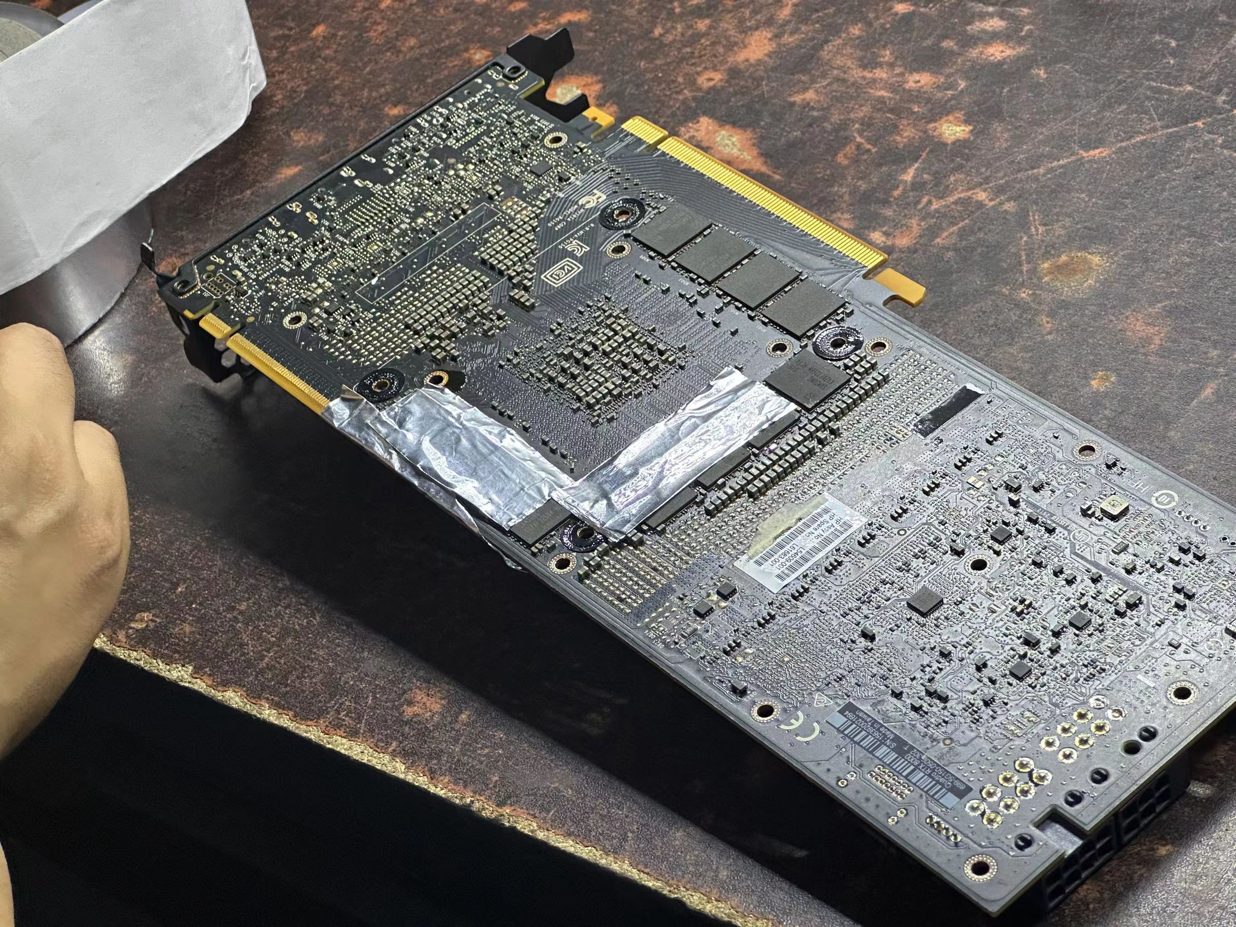 Media asset in full size related to 3dfxzone.it news item entitled as follows: Un modder amplia fino a 44GB il frame buffer di una GeForce RTX 2080 Ti | Image Name: news34576_GeForce-RTX-2080-Ti_44GB_2.jpg