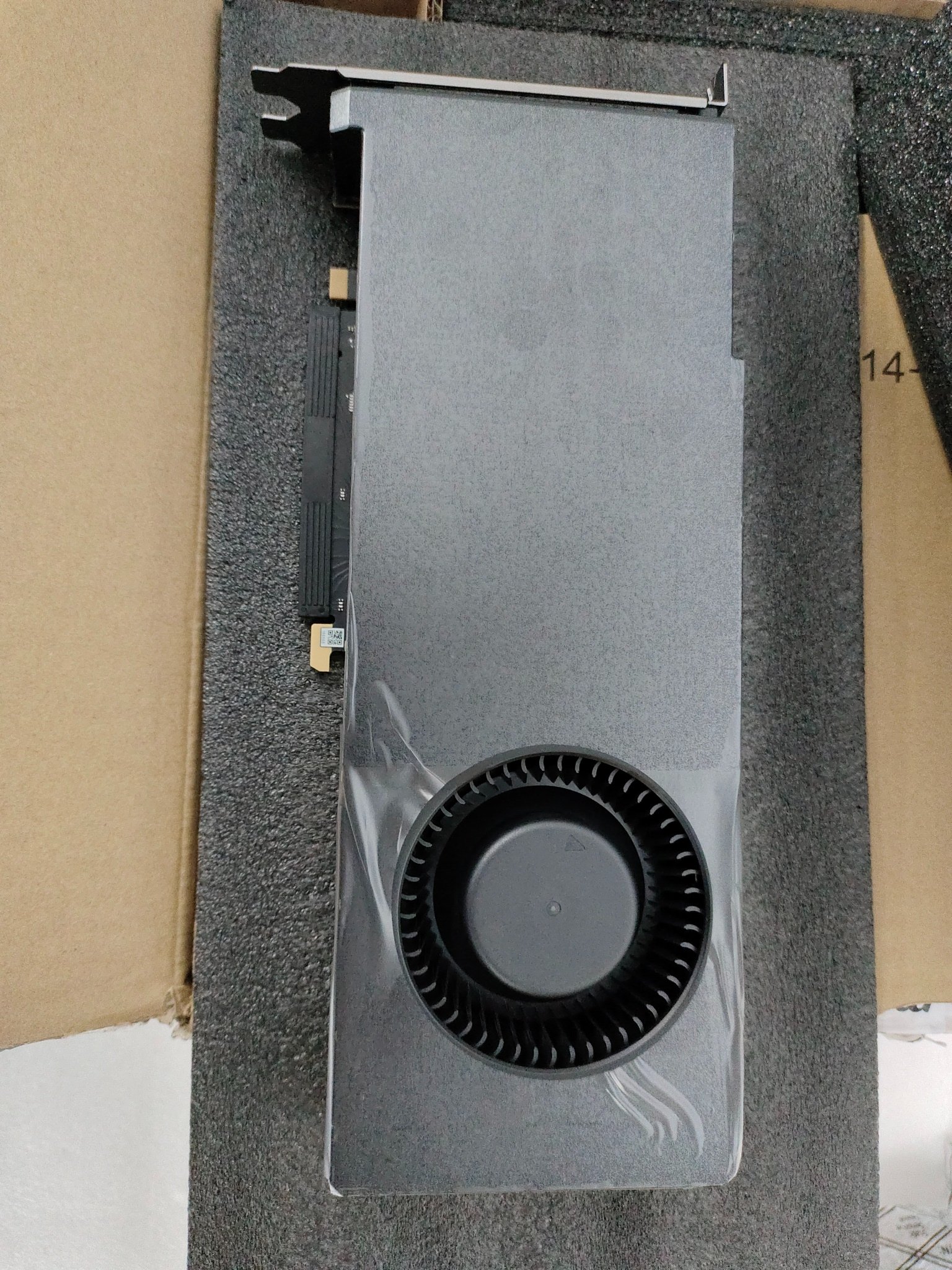 Immagine pubblicata in relazione al seguente contenuto: MSI realizza una insolita GeForce RTX 4090 con design del cooler a blower | Nome immagine: news34626_MSI_GeForce-RTX-4090-AERO-S-24G_Blower-Design_1.jpg