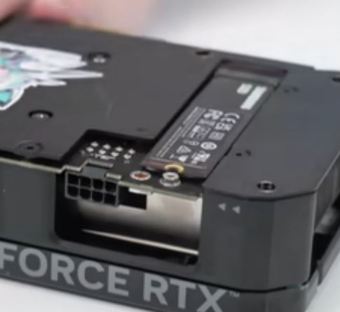 Immagine pubblicata in relazione al seguente contenuto: ASUS realizza una GeForce RTX 4060 Ti con uno slot M.2 per SSD NVMe | Nome immagine: news34631_ASUS_GeForce-RTX-4060-Ti_M2_2.jpg