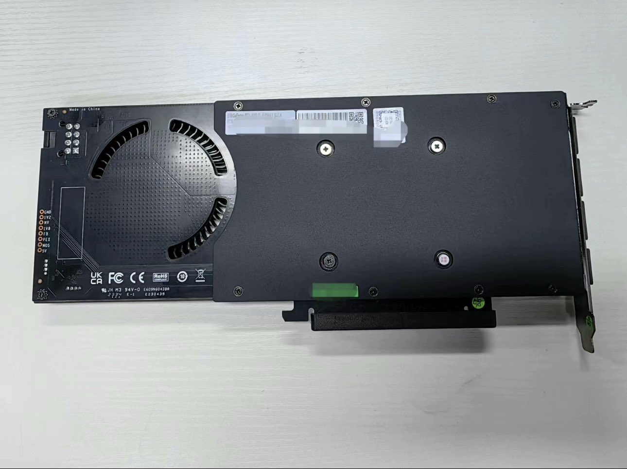 Immagine pubblicata in relazione al seguente contenuto: Foto di una video card NVIDIA GeForce RTX 4060 Ti 16GB con cooler a single-slot | Nome immagine: news34963_GeForce-RTX-4060-Ti-16GB_Sigle-Slot_2.jpg