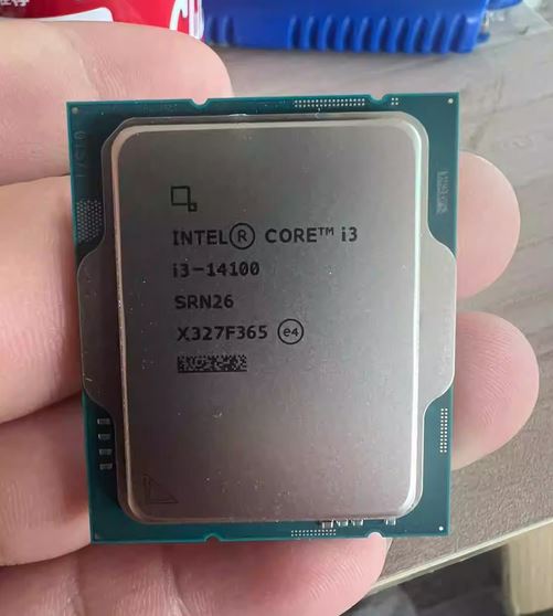 Immagine pubblicata in relazione al seguente contenuto: In vendita nel mercato cinese un sample della CPU Core i3-14100 di Intel | Nome immagine: news35028_Intel-Core-i3-14100_1.jpg