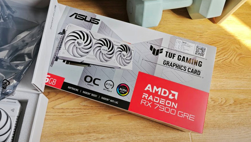 Immagine pubblicata in relazione al seguente contenuto: ASUS festeggia il Bianco Natale con la Radeon RX 7900 GRE 16GB TUF WHITE OC | Nome immagine: news35145_Radeon-RX-7900-GRE-16GB-TUF-WHITE-OC_4.jpg