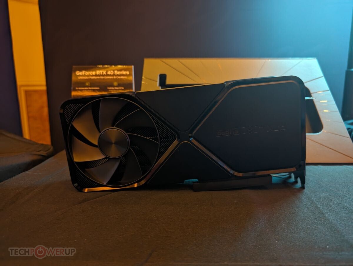 Immagine pubblicata in relazione al seguente contenuto: Prime foto della video card NVIDIA GeForce RTX 4080 SUPER Founders Edition | Nome immagine: news35198_NVIDIA-GeForce-RTX-4080-SUPER-Founders-Edition_3.jpg