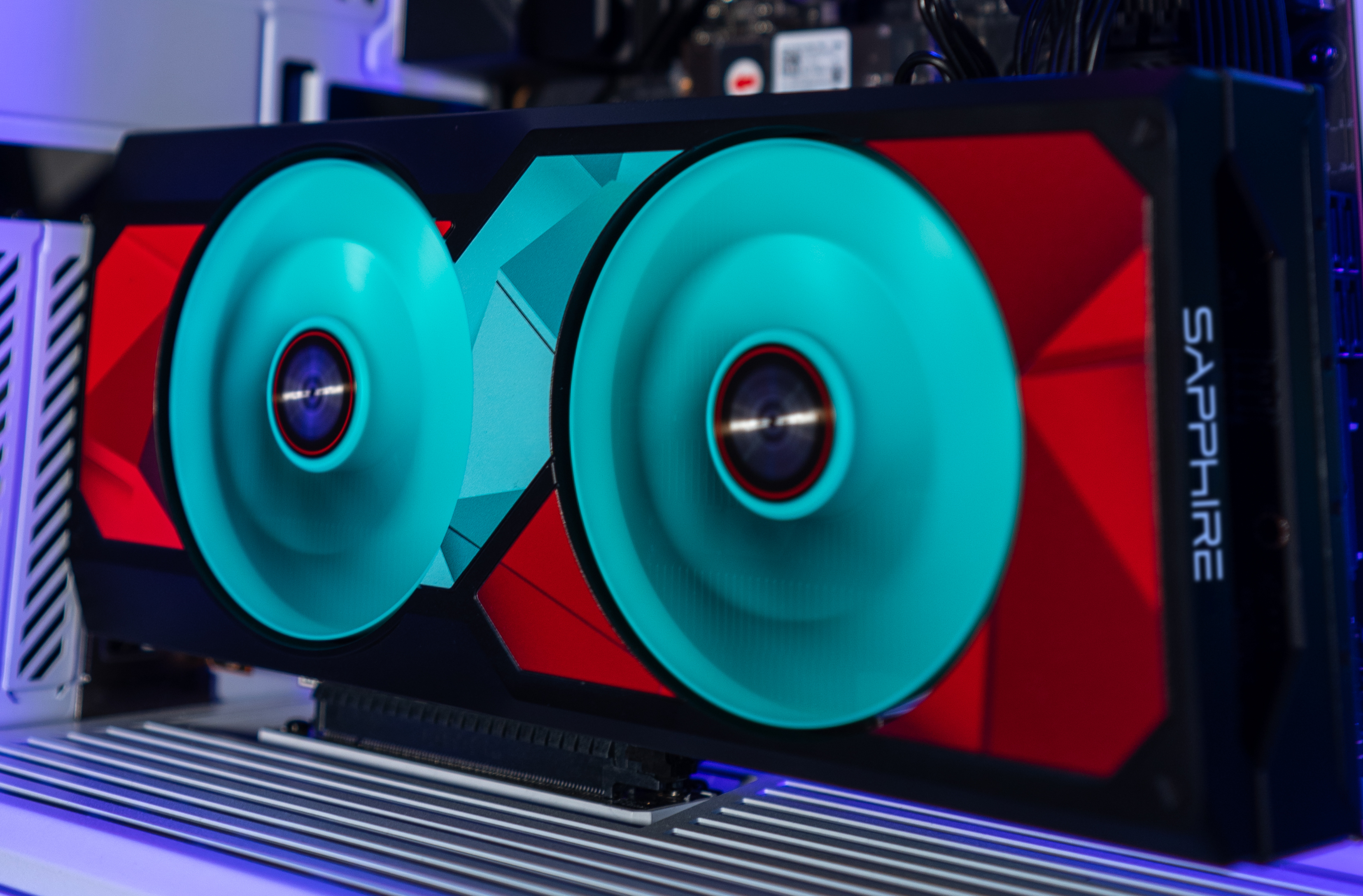 Immagine pubblicata in relazione al seguente contenuto: Sapphire introduce una edizione speciale della Radeon RX 7800 XT PULSE 16GB | Nome immagine: news35238_Sapphire-Radeon-RX-7800-XT-PULSE_Special-Edition_4.jpg