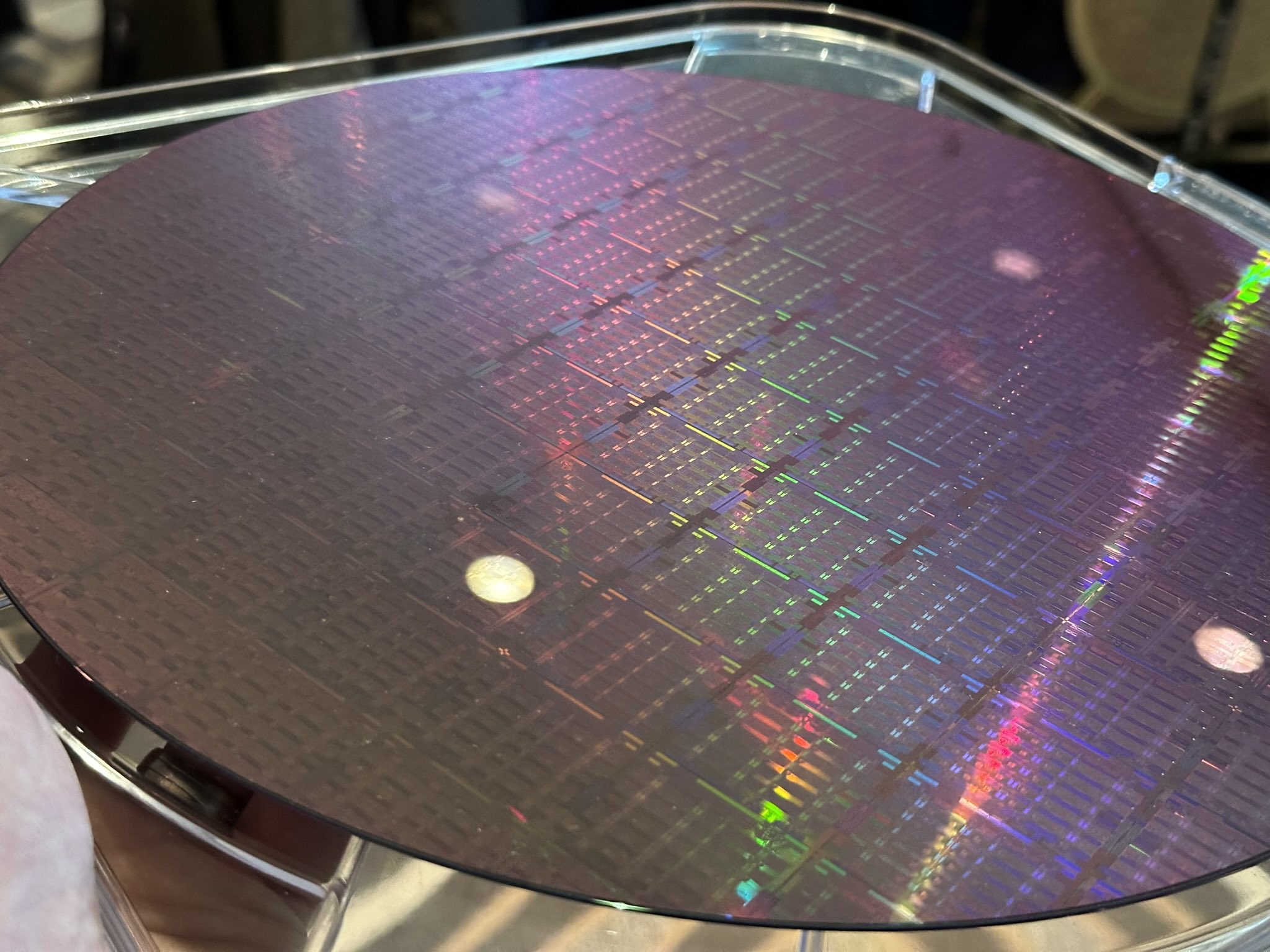 Immagine pubblicata in relazione al seguente contenuto: Prime foto di un wafer di Intel che contiene le CPU Xeon Granite Rapids | Nome immagine: news35332_wafer-Intel-3_Xeon-Granite-Rapids_2.jpg