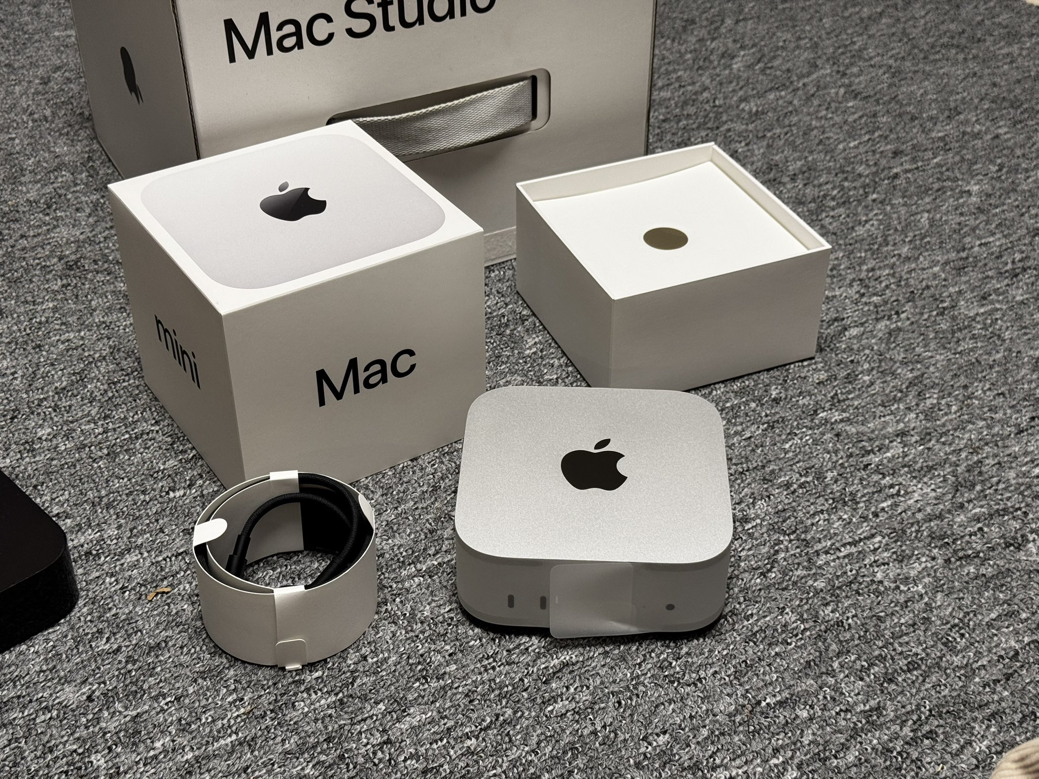 Immagine pubblicata in relazione al seguente contenuto: Mac mini con M4 disassemblato: Apple ricorre a SSD e modulo Wi-Fi insoliti | Nome immagine: news36150_Mac-mini_teardown_1.jpg
