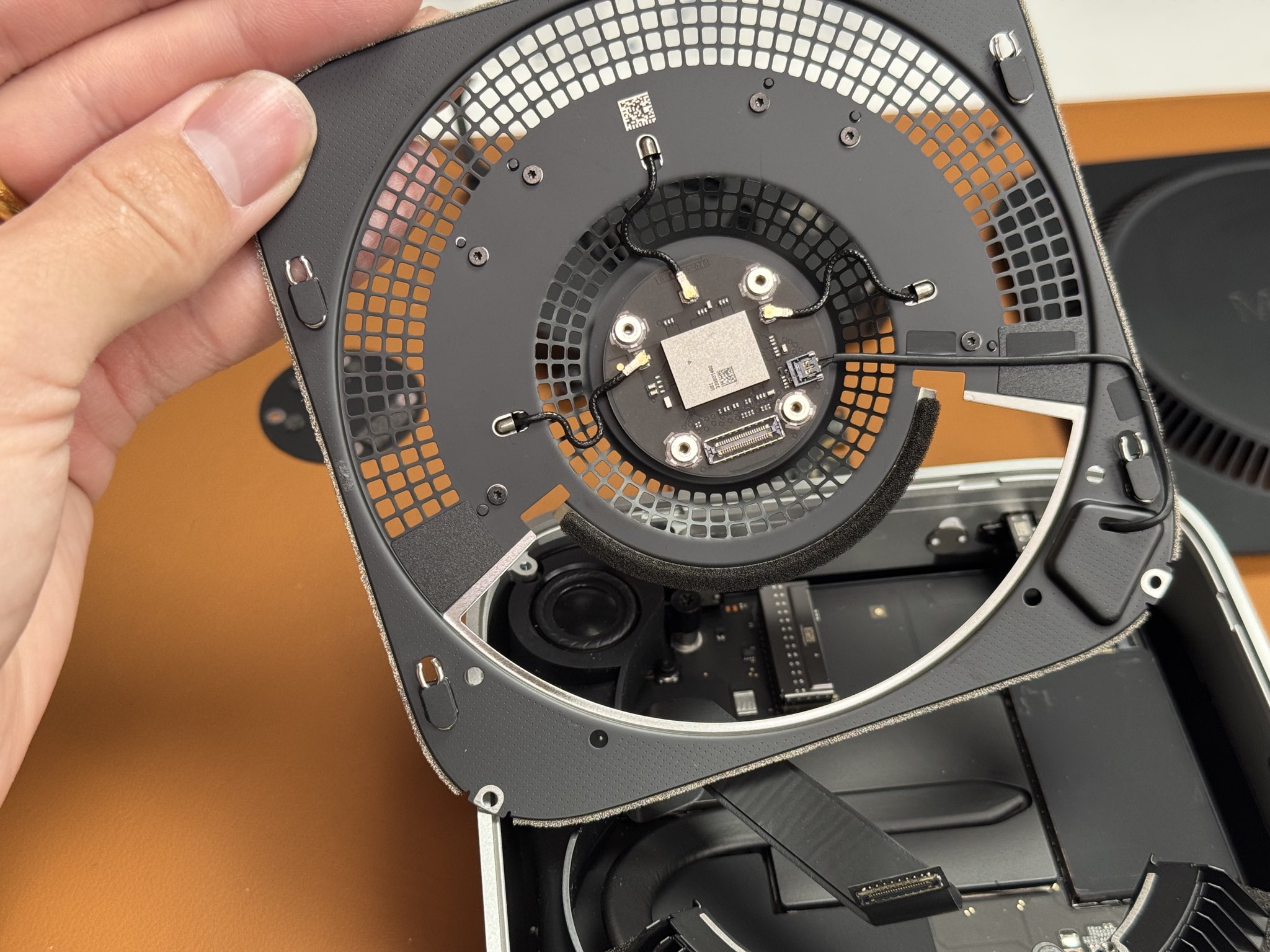 Immagine pubblicata in relazione al seguente contenuto: Mac mini con M4 disassemblato: Apple ricorre a SSD e modulo Wi-Fi insoliti | Nome immagine: news36150_Mac-mini_teardown_4.jpg