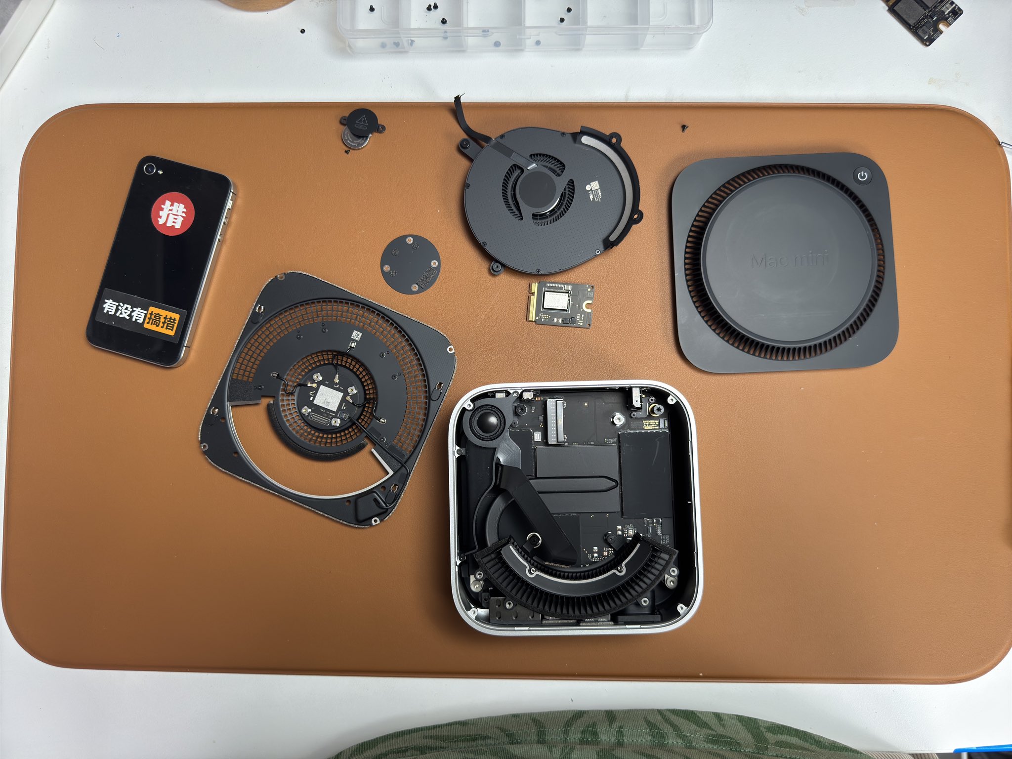 Immagine pubblicata in relazione al seguente contenuto: Mac mini con M4 disassemblato: Apple ricorre a SSD e modulo Wi-Fi insoliti | Nome immagine: news36150_Mac-mini_teardown_5.jpg