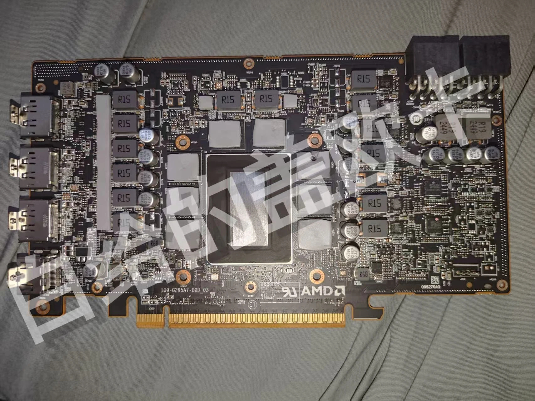 Immagine pubblicata in relazione al seguente contenuto: Dal mercato nero cinese foto di una Radeon RX 9070 XT MBA con e senza cooler | Nome immagine: news36547_Radeon-RX-9070-XT-MBA_3.jpg