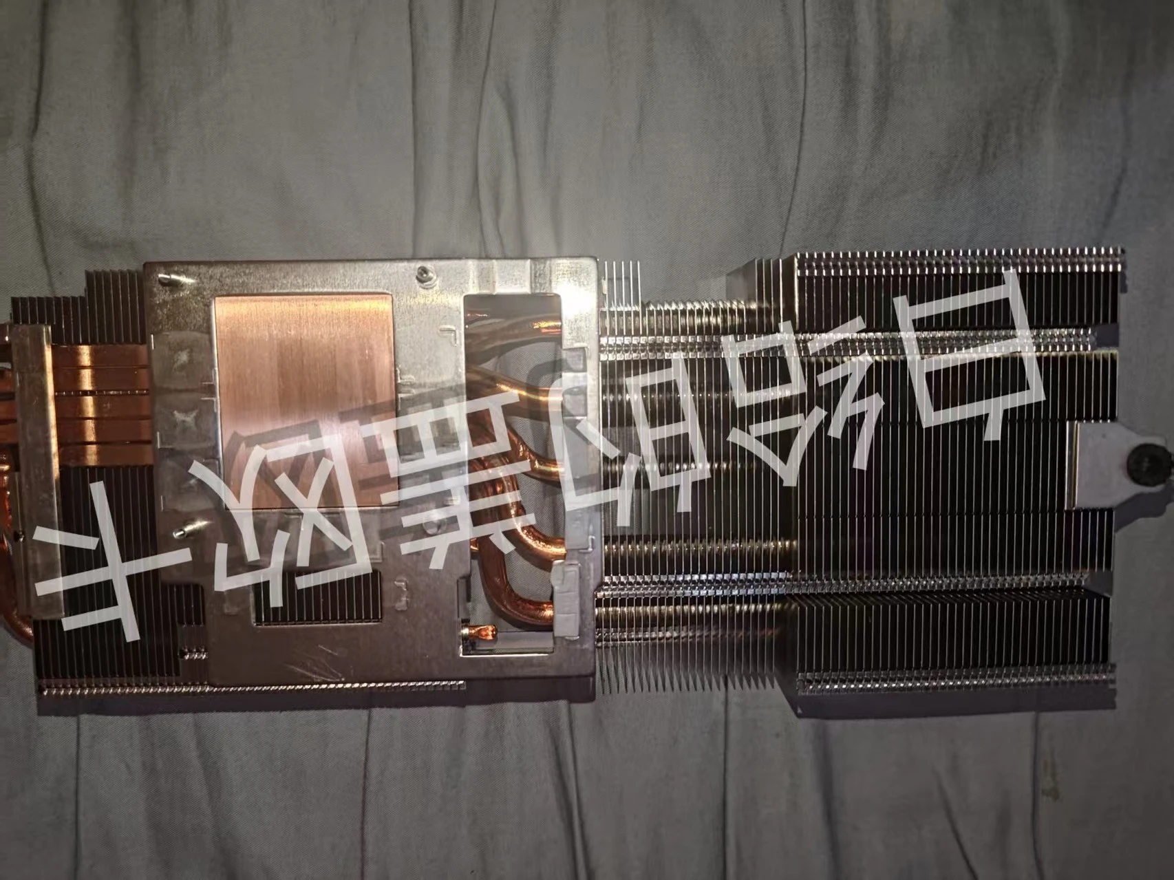 Immagine pubblicata in relazione al seguente contenuto: Dal mercato nero cinese foto di una Radeon RX 9070 XT MBA con e senza cooler | Nome immagine: news36547_Radeon-RX-9070-XT-MBA_4.jpg
