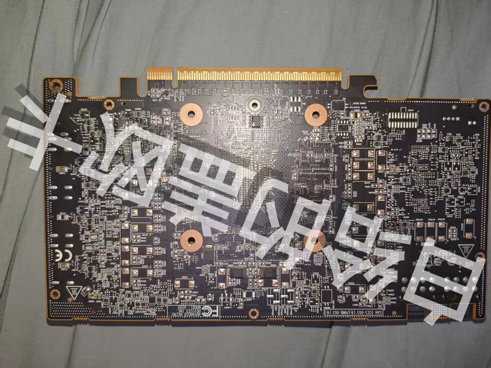 Immagine pubblicata in relazione al seguente contenuto: Dal mercato nero cinese foto di una Radeon RX 9070 XT MBA con e senza cooler | Nome immagine: news36547_Radeon-RX-9070-XT-MBA_5.jpg
