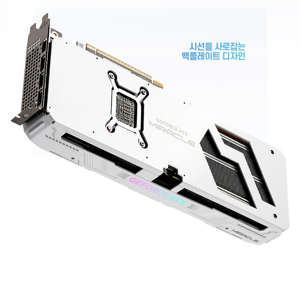 Media asset in full size related to 3dfxzone.it news item entitled as follows: EMTEK lancia la video card GeForce RTX 5070 MIRACLE WHITE D7 12GB | Image Name: news36556_EMTEK-GeForce-RTX-5070-MIRACLE-WHITE-D7-12GB_2.jpg