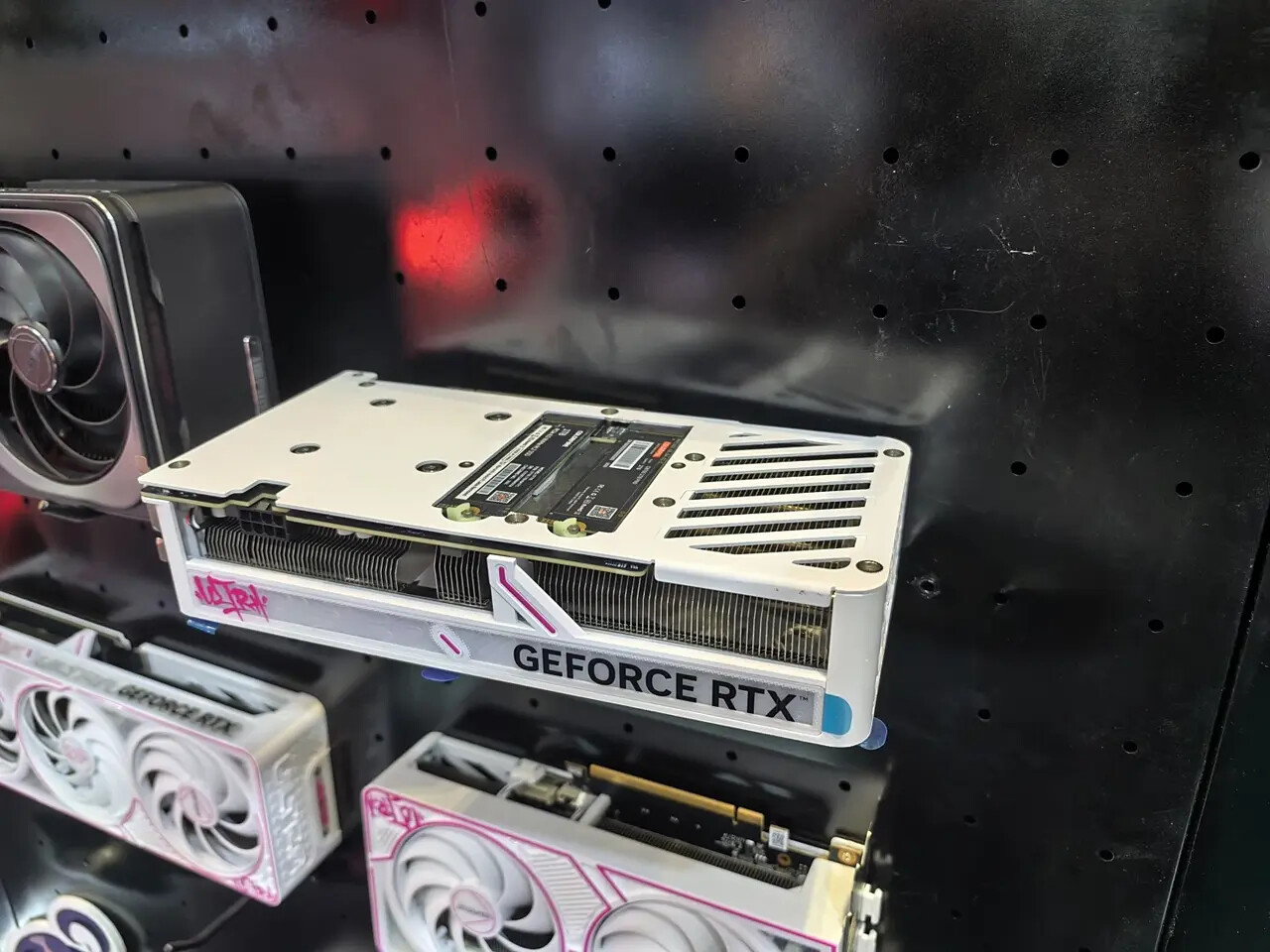 Immagine pubblicata in relazione al seguente contenuto: Colorful mostra una GeForce RTX 50 iGame Ultra ibrida che include due SSD M.2 | Nome immagine: news36829_Colorful-GeForce-iGame-Ultra_Hybrid_1.jpg