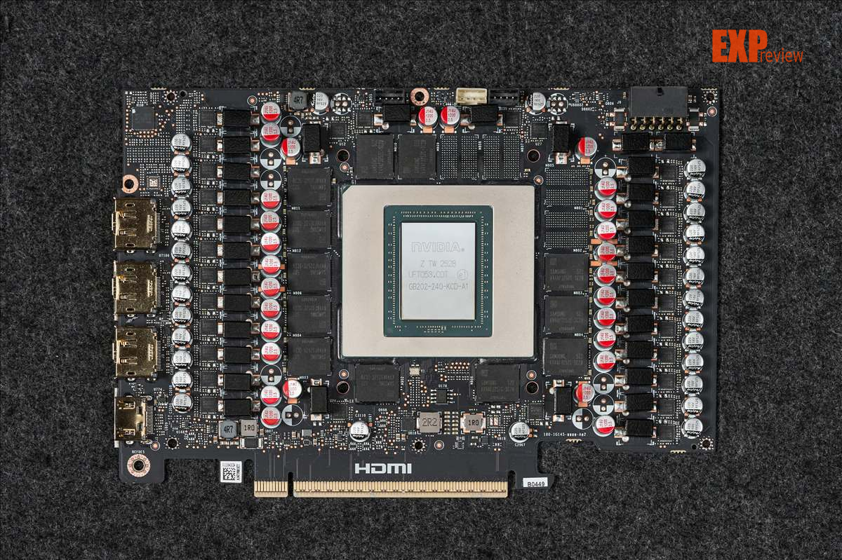 Immagine pubblicata in relazione al seguente contenuto: NVIDIA sostituisce la GeForce RTX 5090 D con la versione v2: cosa cambia? | Nome immagine: news36904_GeForce-RTX-5090-D-v2_4.jpg