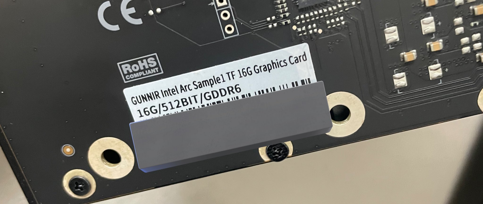 Immagine pubblicata in relazione al seguente contenuto: On line le foto di una video card Intel Arc A750 dotata di 16GB di VRAM GDDR6 | Nome immagine: news36989_Intel-Arc-A750_3.jpeg