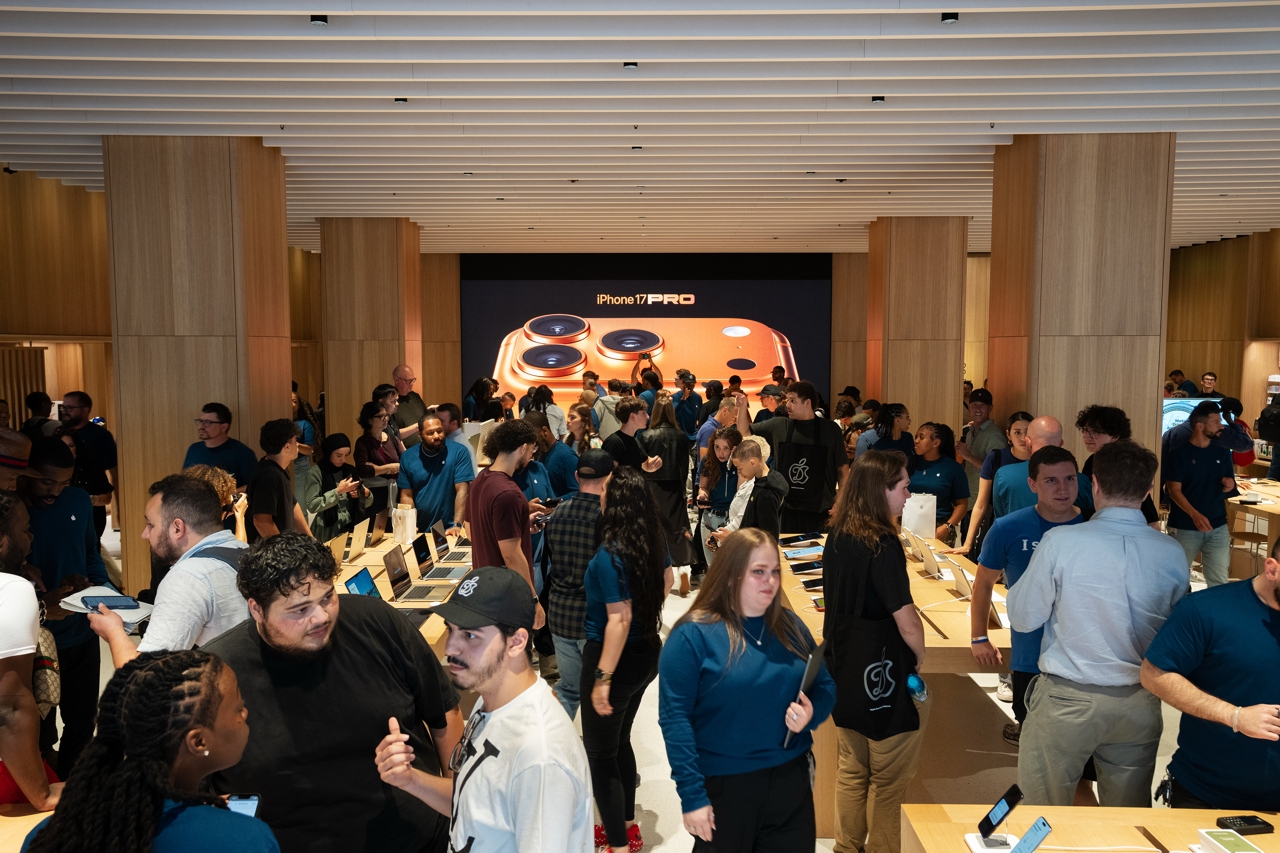 Immagine pubblicata in relazione al seguente contenuto: iPhone 17, iPhone 17 Pro e iPhone 17 Pro Max e Watch arrivano negli Apple Store | Nome immagine: news36998_Apple-iPhone-17_1.jpg