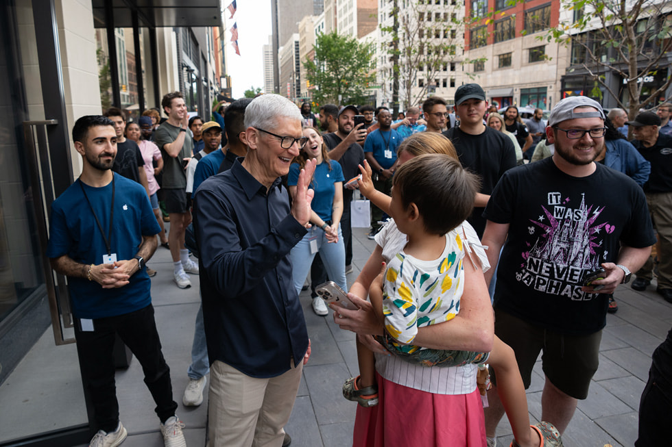 Immagine pubblicata in relazione al seguente contenuto: iPhone 17, iPhone 17 Pro e iPhone 17 Pro Max e Watch arrivano negli Apple Store | Nome immagine: news36998_Apple-iPhone-17_7.jpg