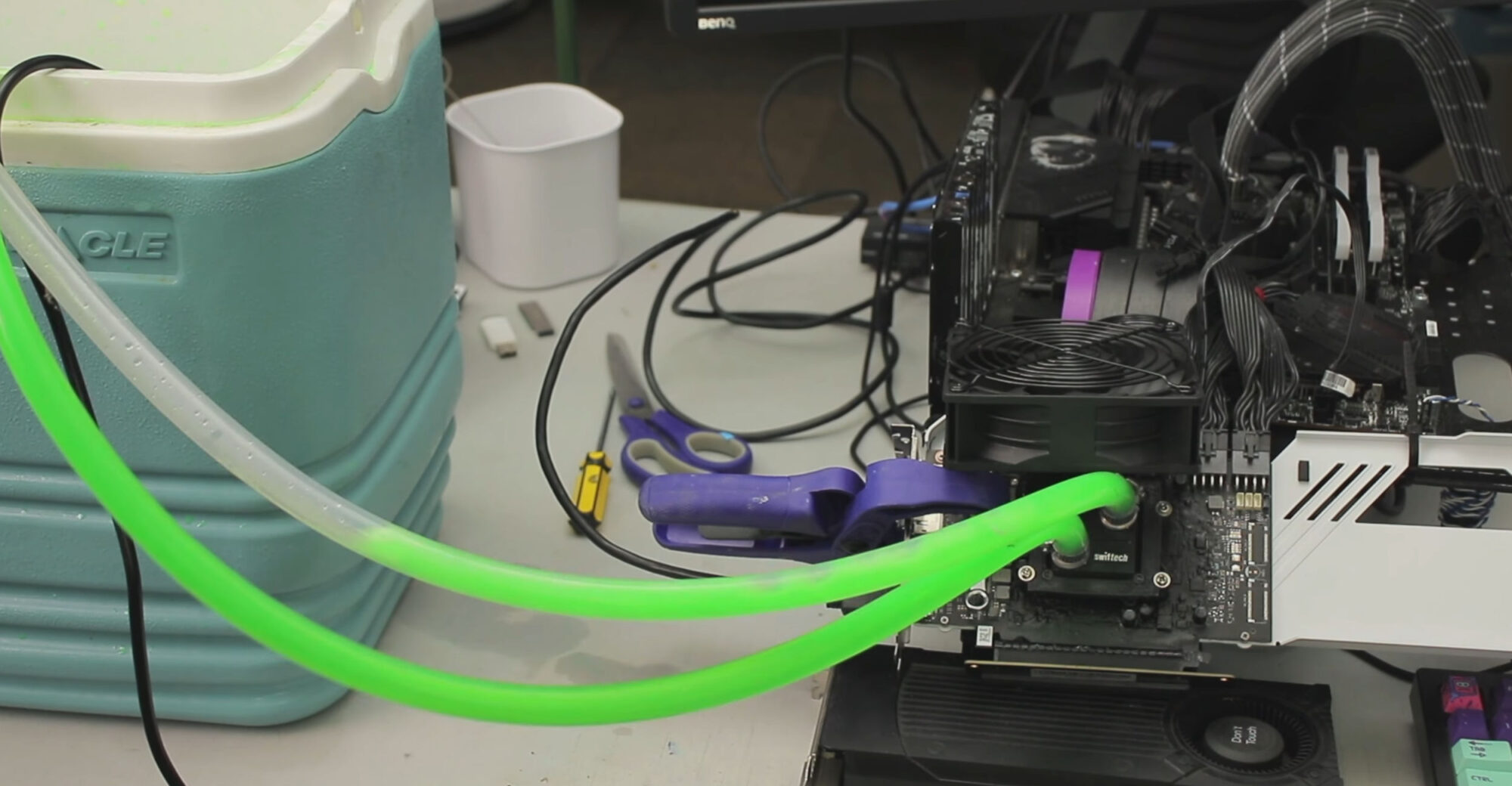 Immagine pubblicata in relazione al seguente contenuto: Overclock: una video card Battlemage Arc B580 raffreddata con liquido antigelo | Nome immagine: news37105_Intel-37105_Overclock_2.jpg