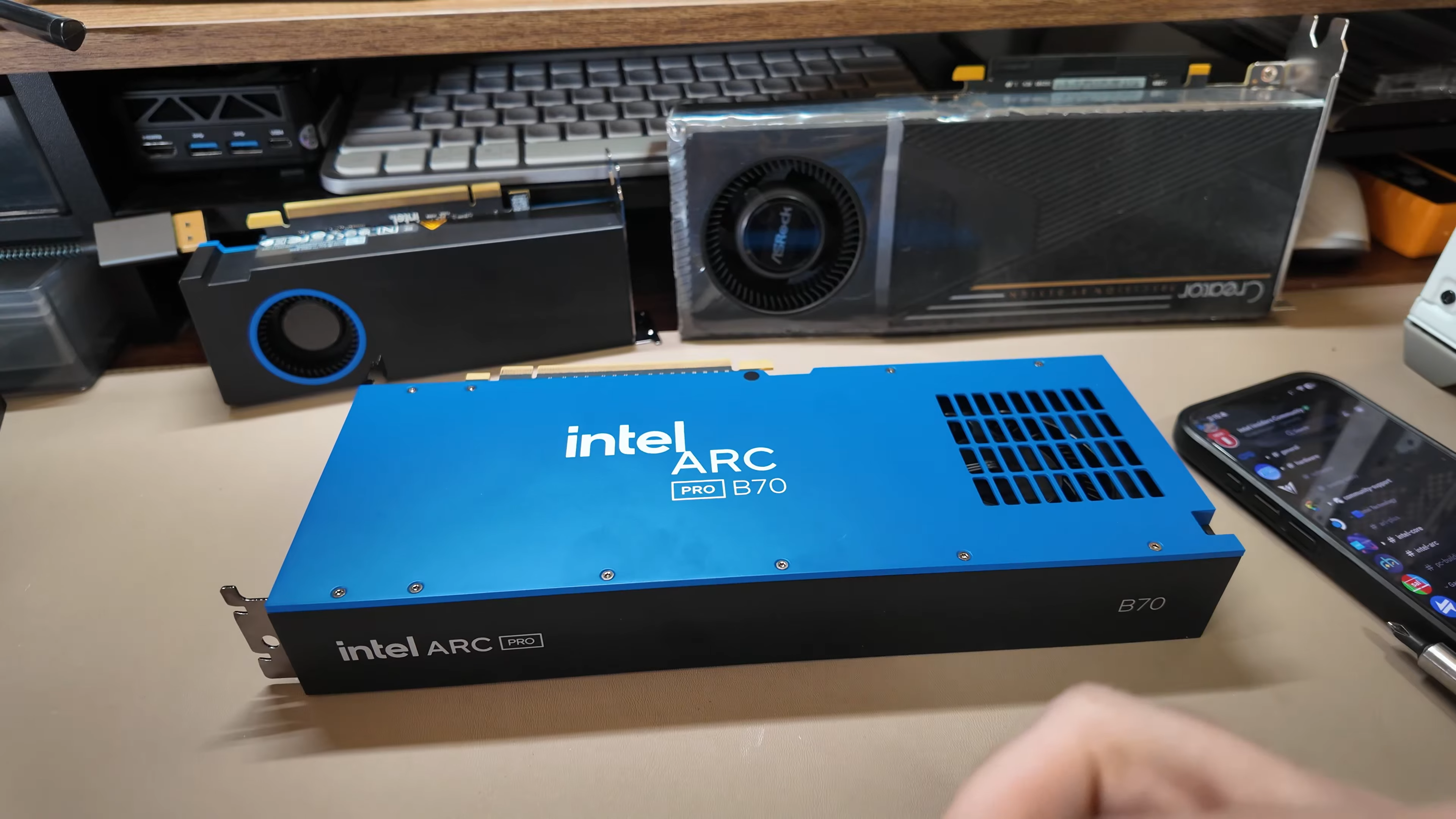 Immagine pubblicata in relazione al seguente contenuto: Teardown della video card Intel Arc Pro B70 32GB e immagini della GPU BMG-G31 | Nome immagine: news37450_Intel-Arc-Pro-B70-Single-Fan-32GB_1.png